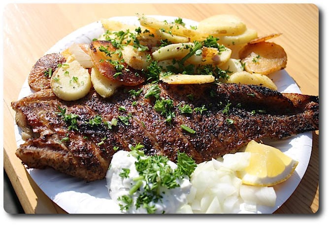 Das Foto zeigt gegrillten Fisch auf dem Wochenmarkt in Berlin Charlottenburg.